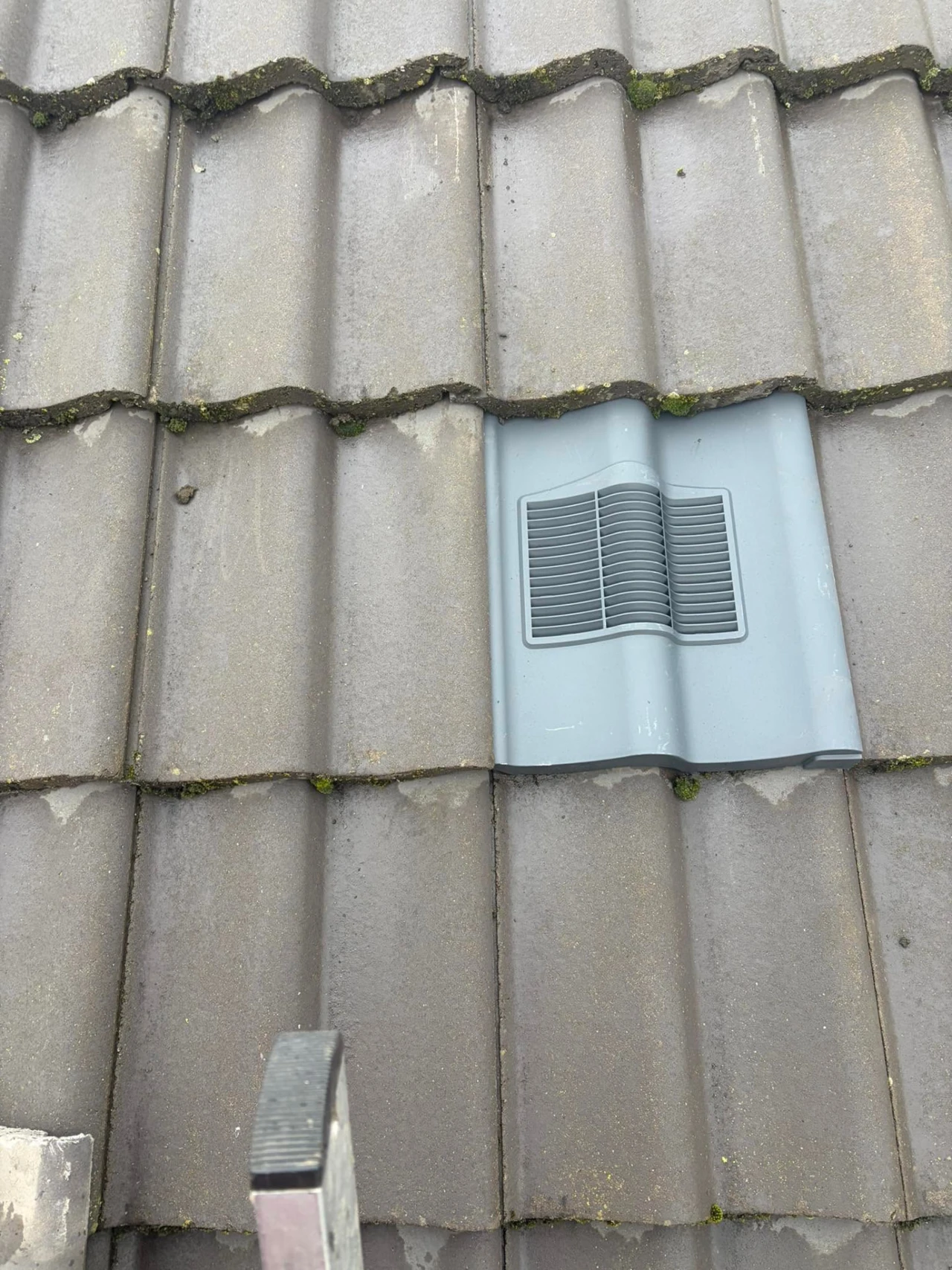 Roof tile vent incorporated into an existing tiled roof
